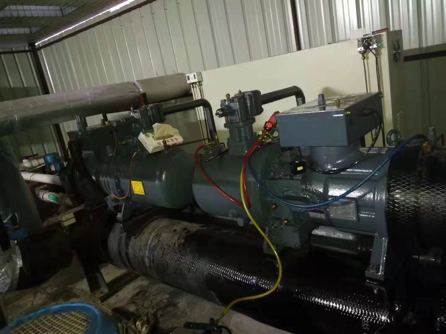 長安100匹螺杆冷水機保養現場